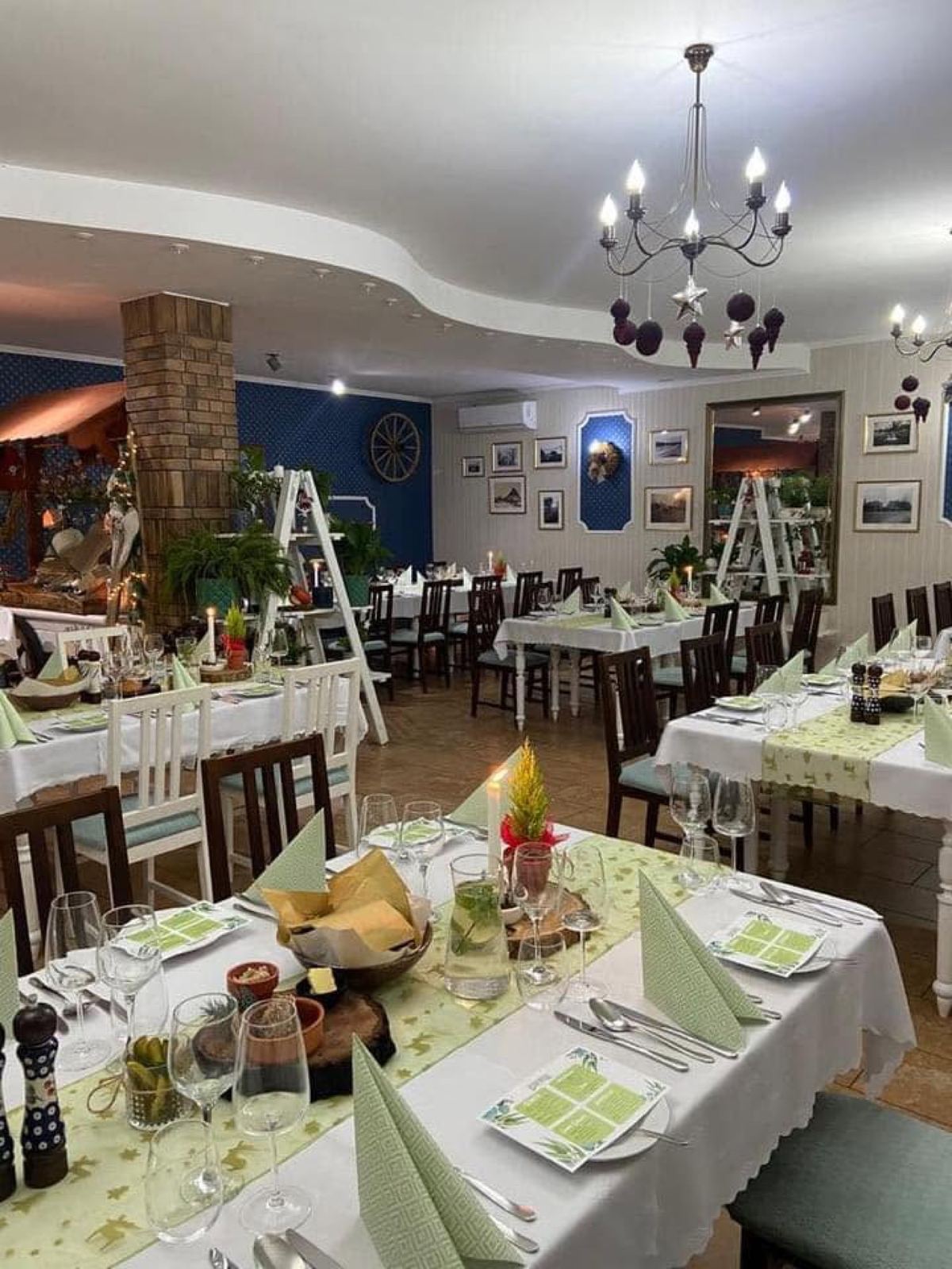Sala restauracji nakryta do przyjęcia